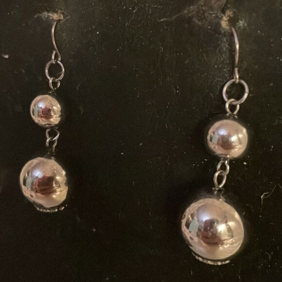Retro-1990s-2” silver tone double gun metal gray simulated pearl dangle earrings - Picture 4 of 9